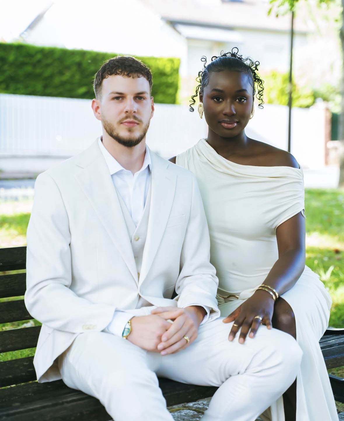 Couple vêtu de blanc assis sur un banc